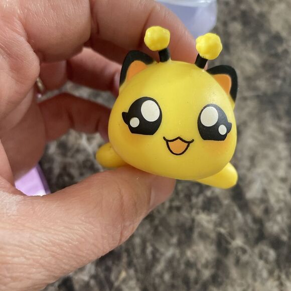 Aphmau Mystery MeeMeow Squishies Squishy Bee Cat - Picture 5 of 6